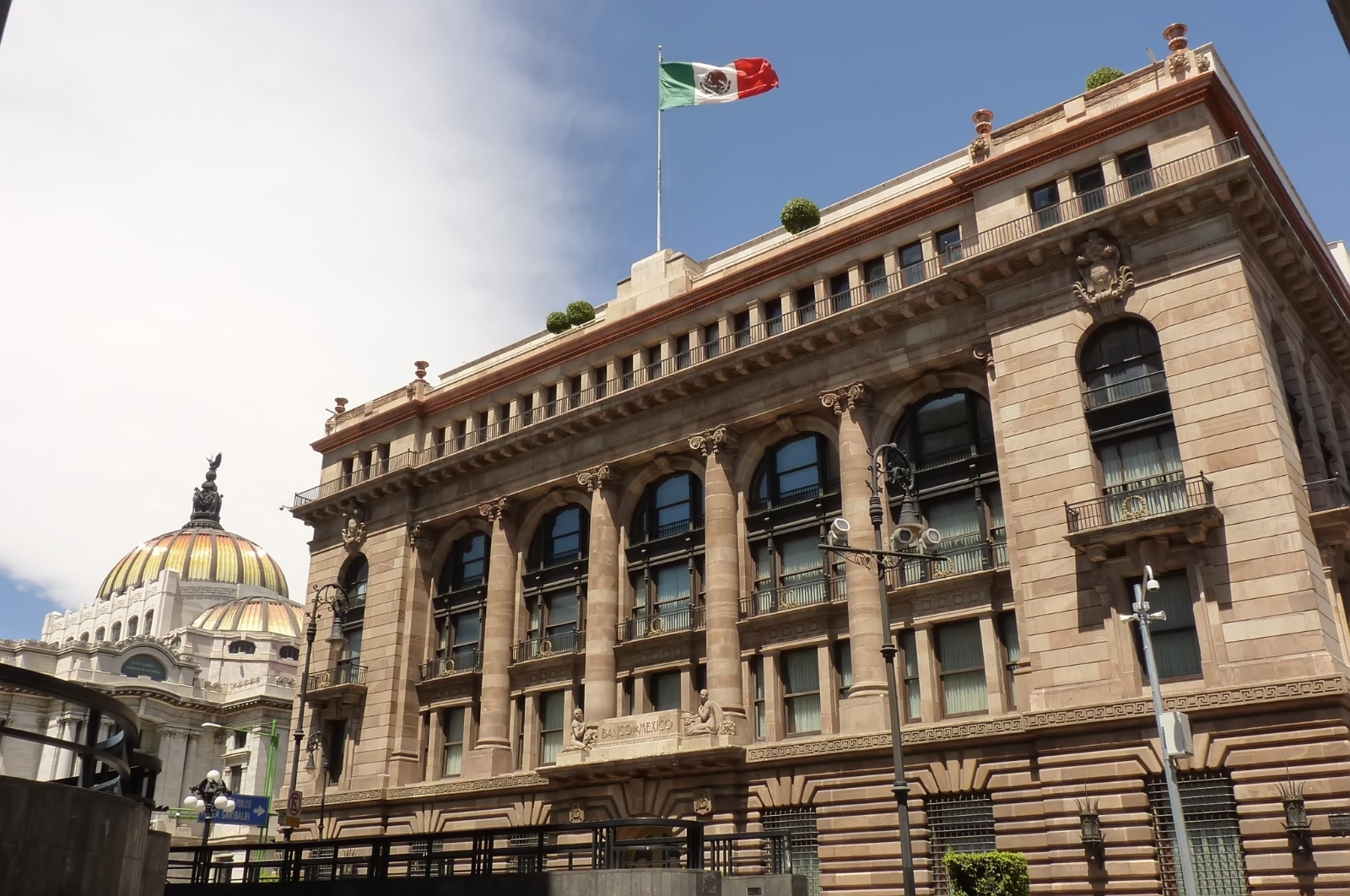 Banco de México sube la tasa de interés en 50 puntos hasta un 10,5 % récord