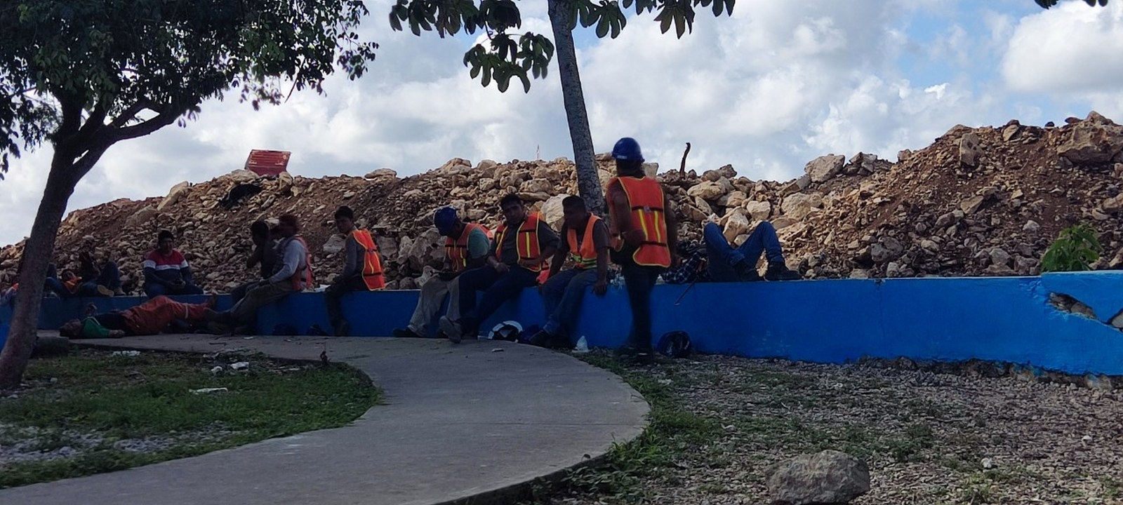 Según vecinos, laboran a marchas forzadas