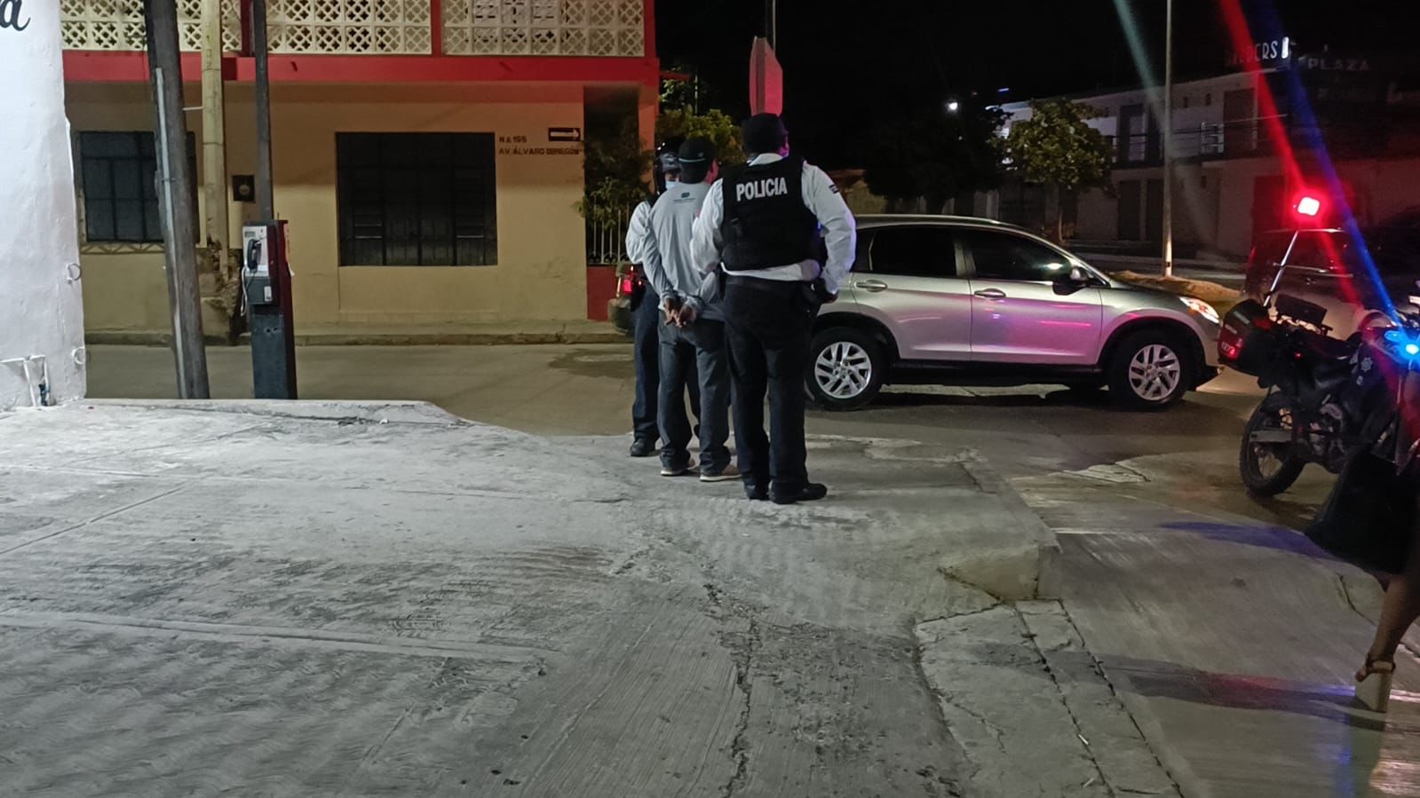 Agentes policiales llegaron y asistieron a las víctimas mientras el acosador negó la situación e indicó que solo les “pidió la hora”