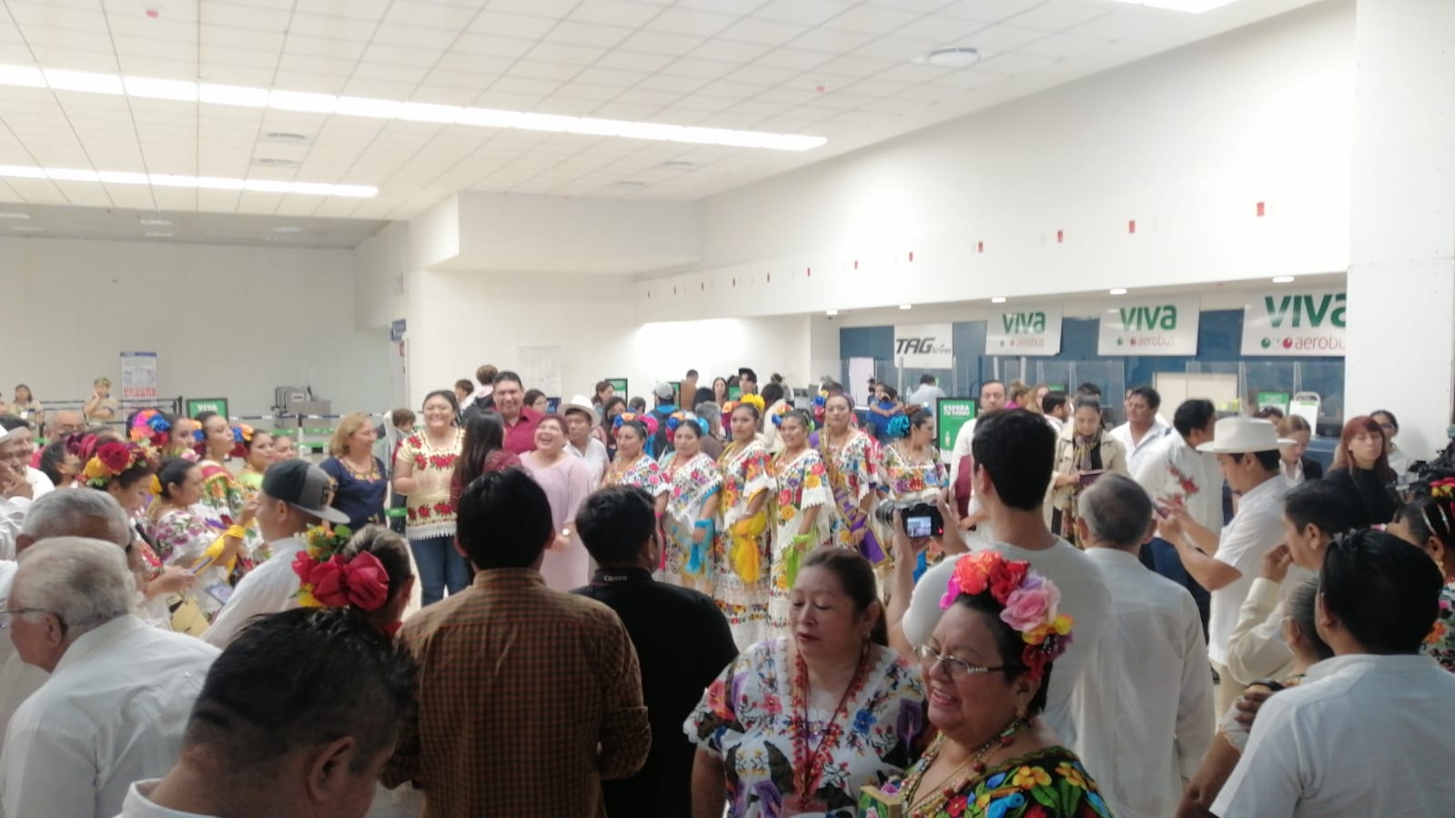 Simpatizantes de Morena reciben a Claudia Sheinbaum en el aeropuerto de Mérida: EN VIVO