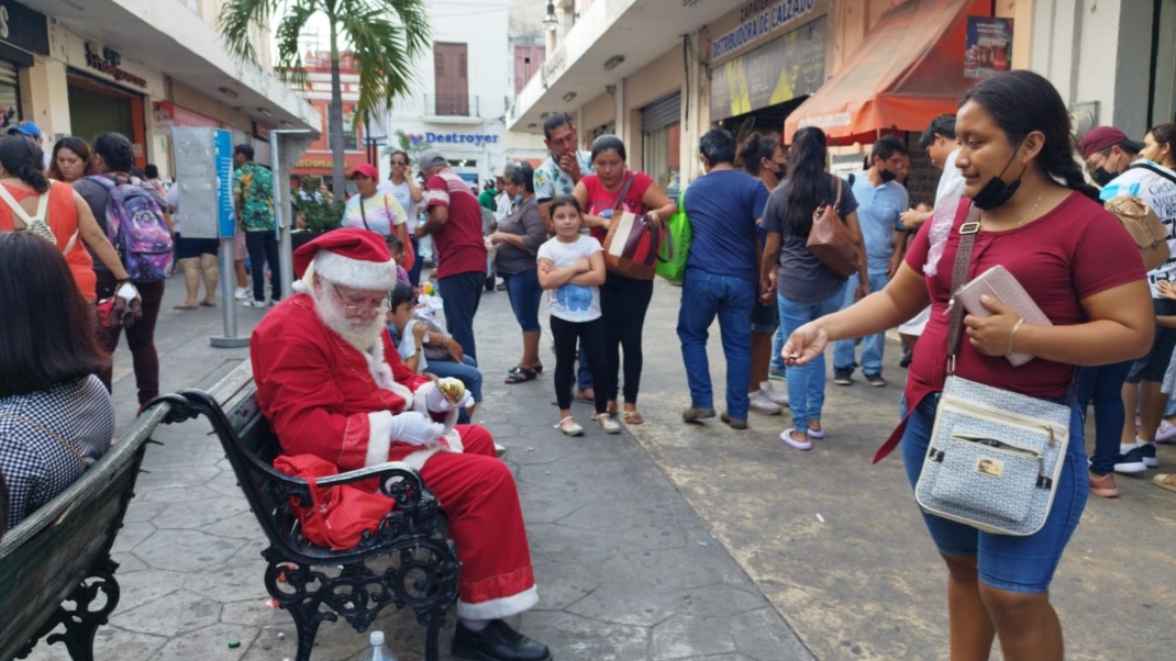 El ayudante de Santa que se encuentra en Mérida tiene 78 años de edad