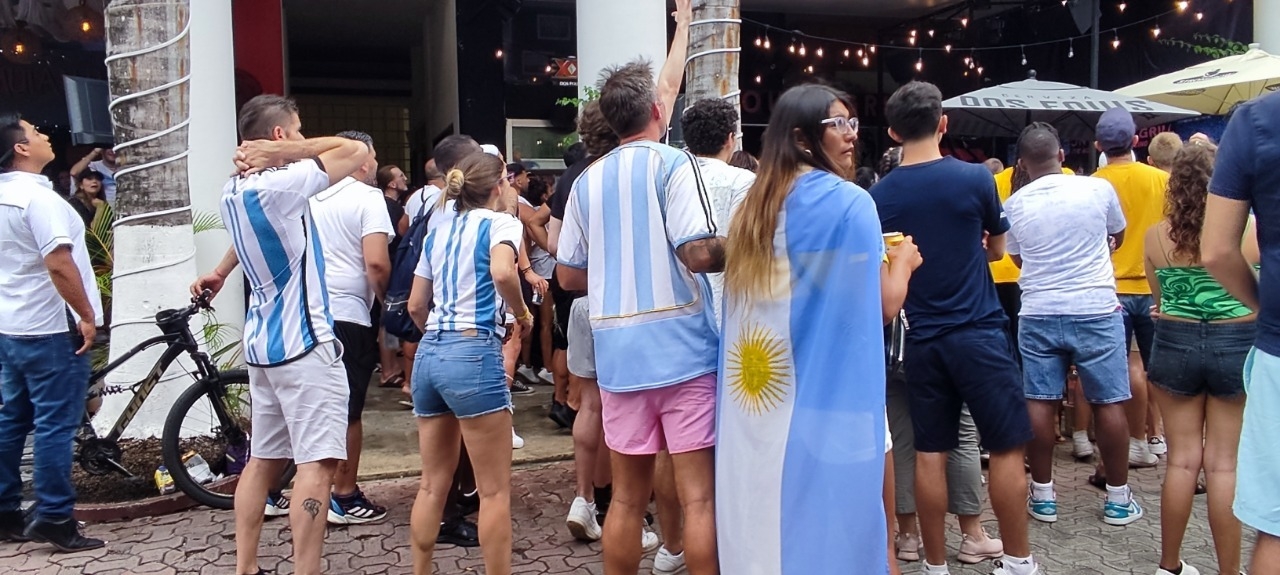 Entre lágrimas y cánticos, argentinos en Playa del Carmen celebran campeonato del mundo