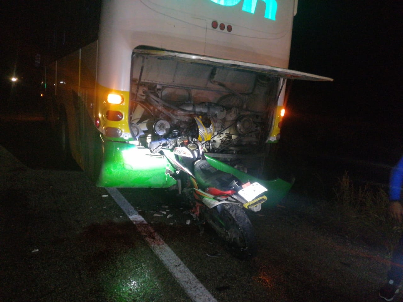 Motociclista se impacta contra un autobús en la vía Escárcega-Villahermosa