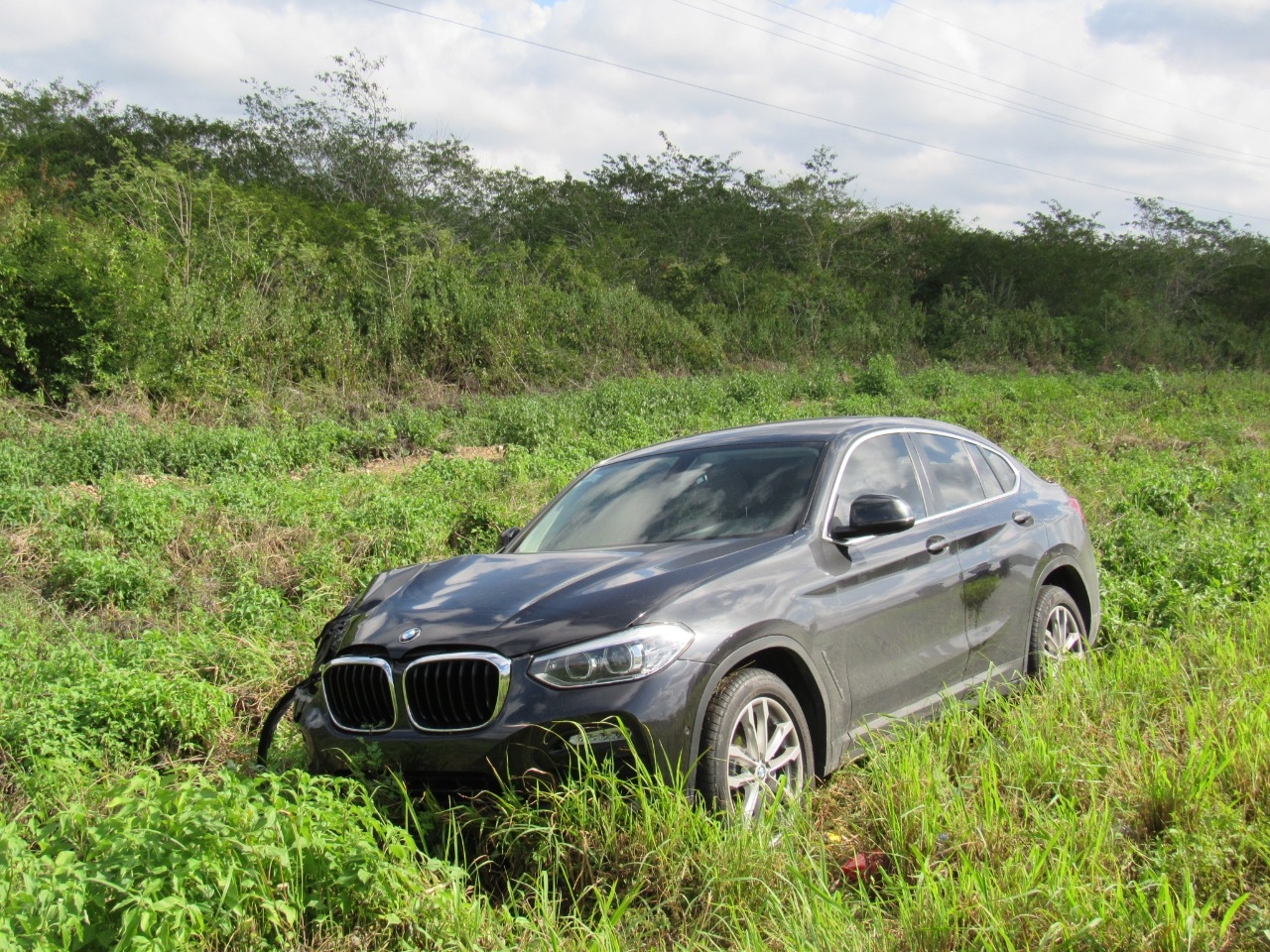 Conductor de un BMW choca contra camioneta con albañiles en la vía Mérida-Cancún