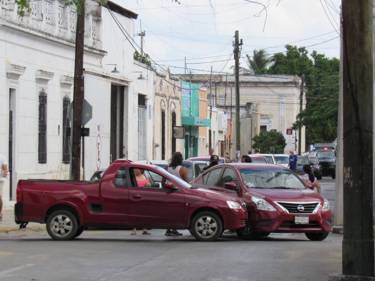 Conductor se 'vuela' el alto y choca contra otro vehículo en el Centro de Mérida