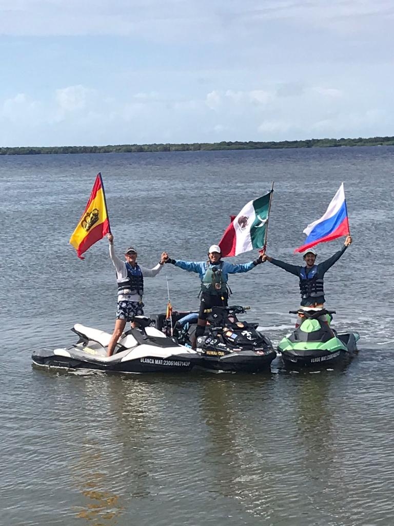 El español Álvaro de Marichalar hizo una parada en Cancún, en su vuelta al mundo sobre la embarcación más pequeña