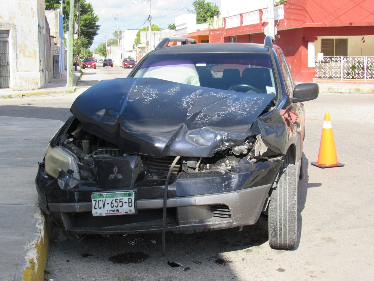 Conductor causa aparatoso accidente tras chocar contra un auto en el Centro de Mérida