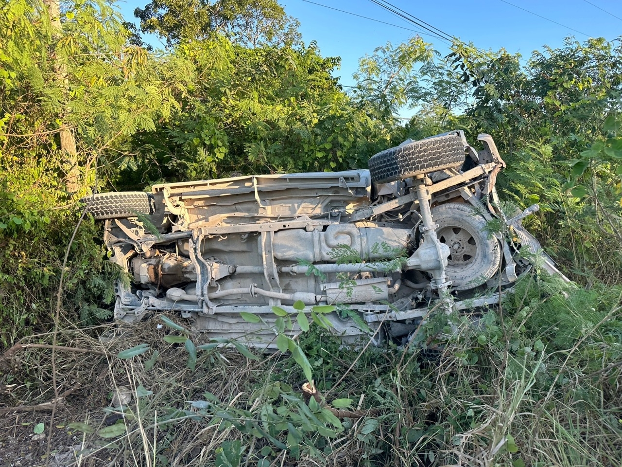 Camioneta termina volcada tras chocar contra un autobús en Playa del Carmen