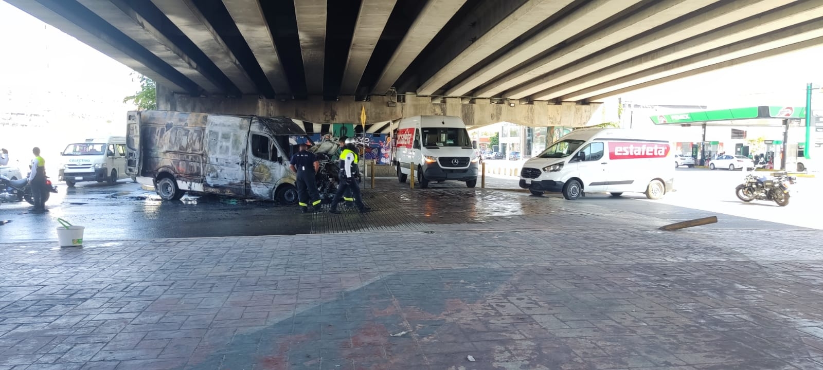 Incendio de camioneta provoca cierre vial en Playa del Carmen: VIDEO