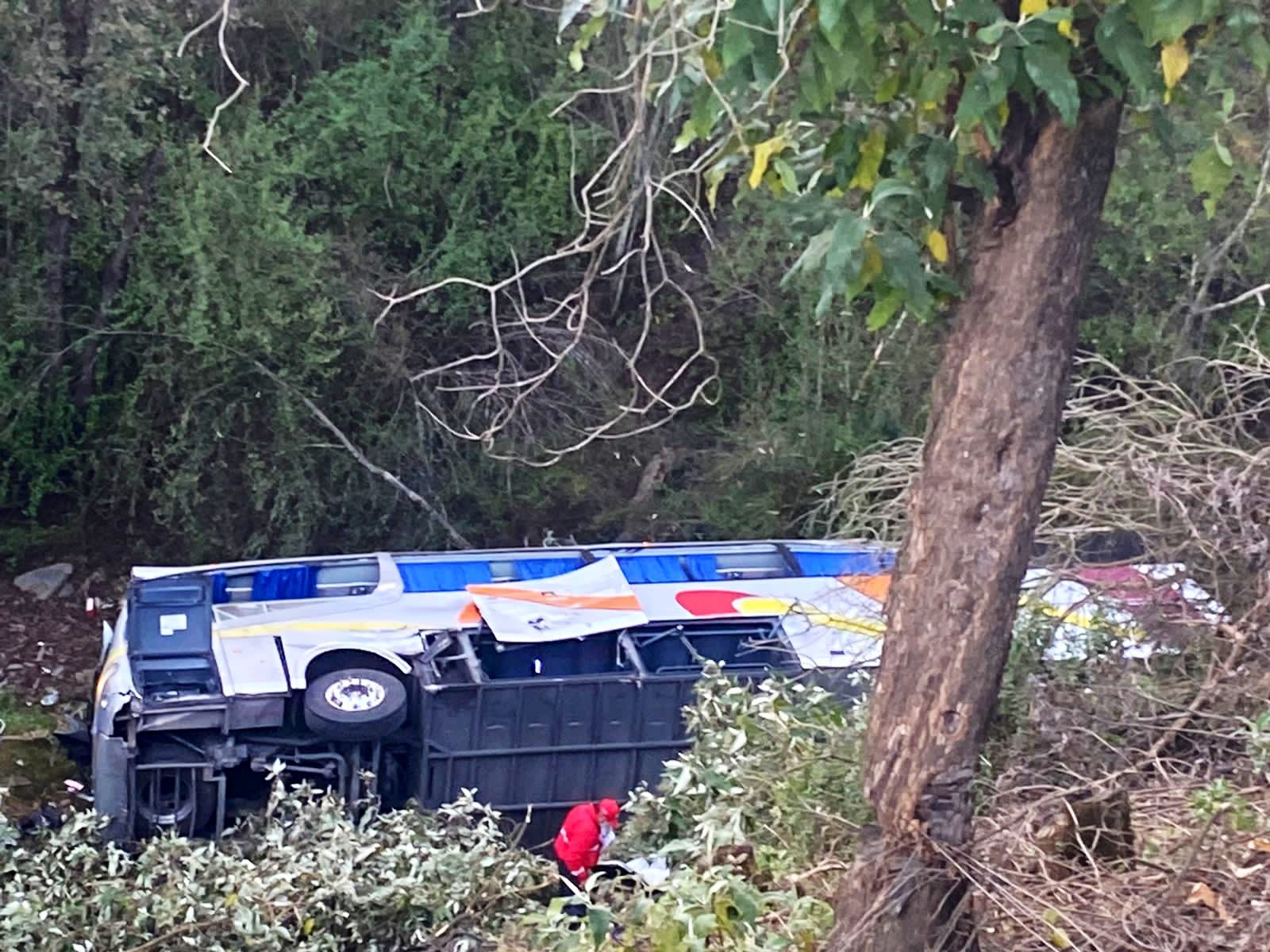 La volcadura se registró durante las primeras horas de la mañana de este martes