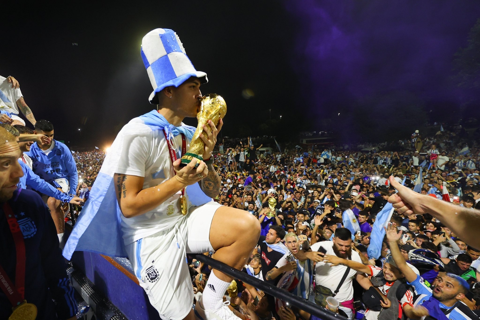 Argentinos se dieron cita en el Centro de Buenos Aires para festejar la Copa del Mundo