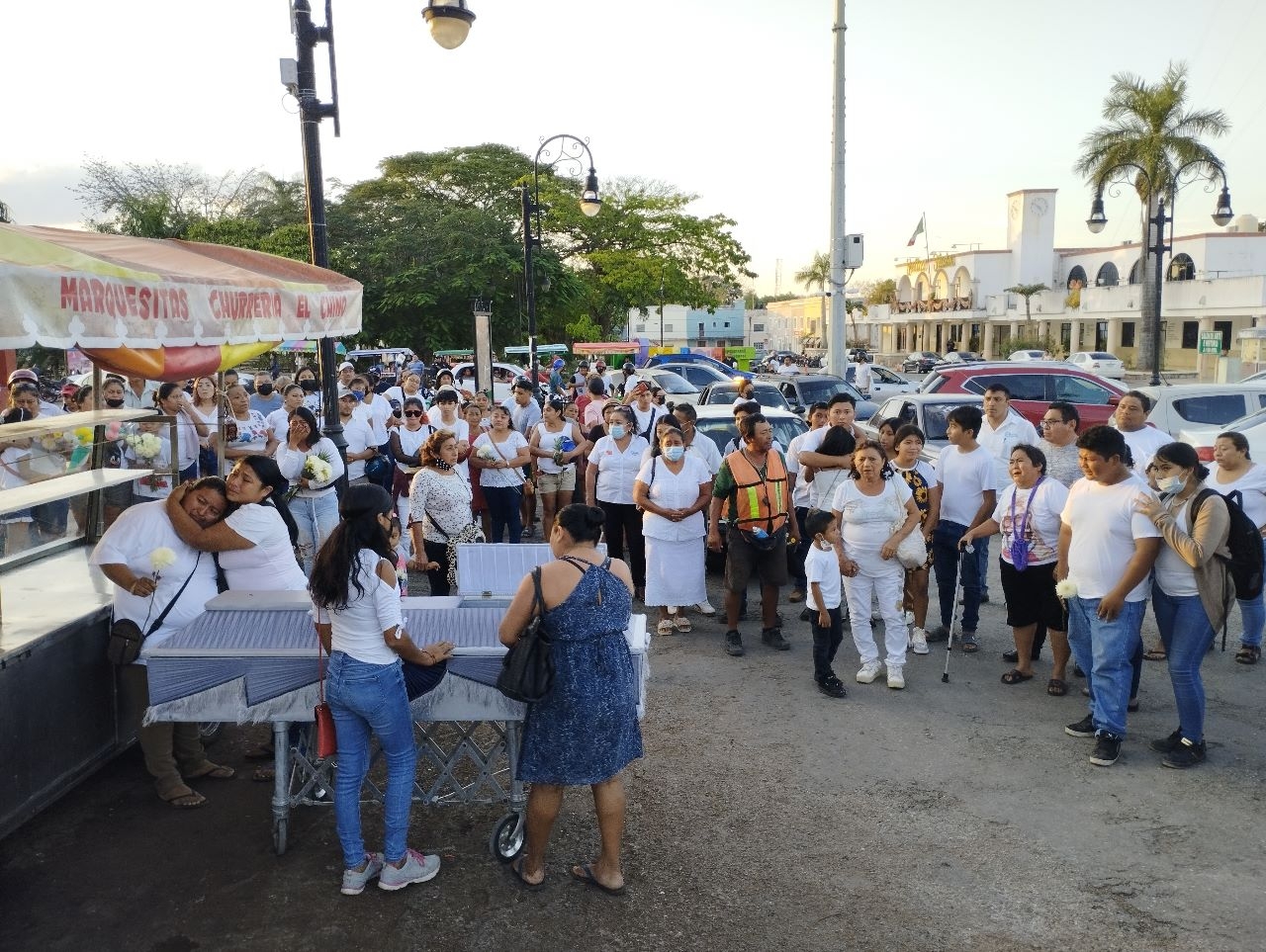 Familiares y amigos llevaron el ataúd rumbo al lugar donde se encuentra el puesto de marquesitas