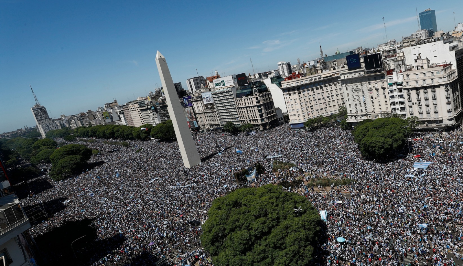 El Centro de Buenos Aires se vio llenos de hinchas argentinos que celebraron el triunfo de su selección en la Copa del Mundo