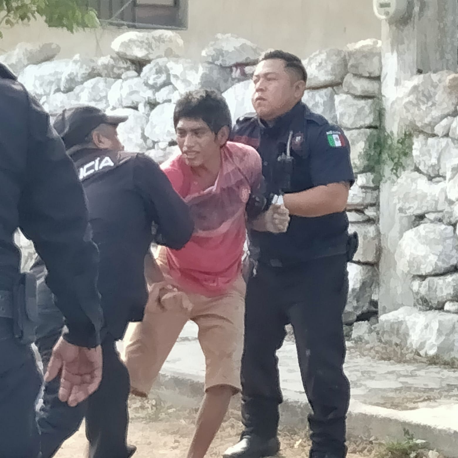 Vecinos dicen no conocer al hombre y no se conocen los motivos de su detención