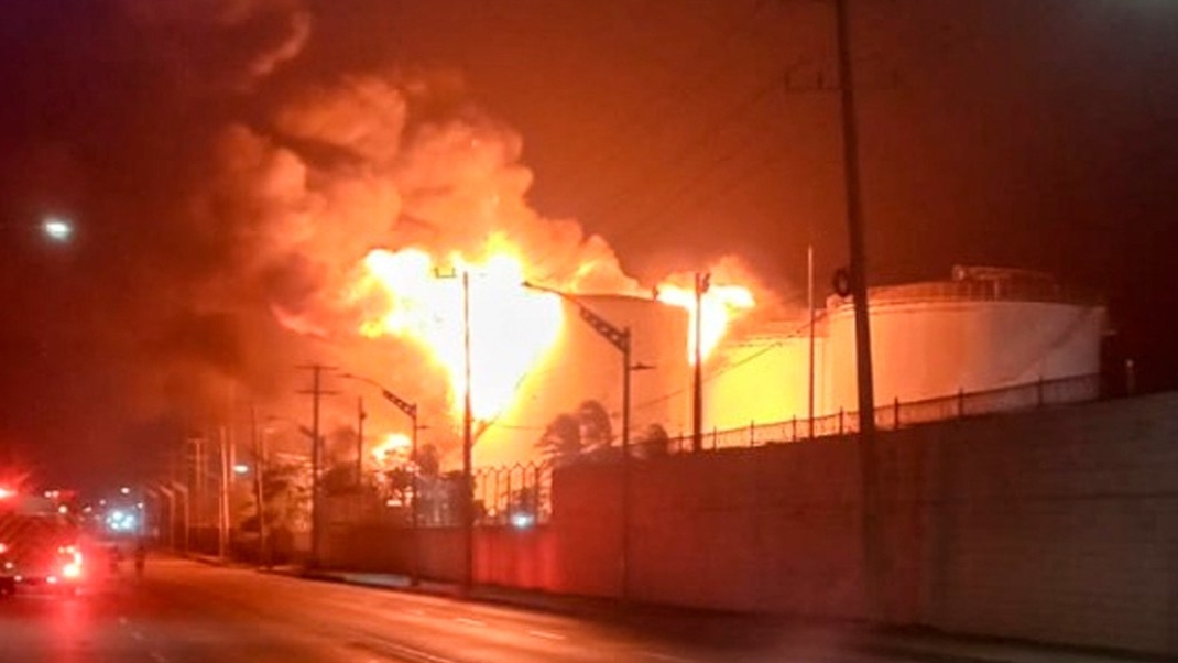 Incendio en un contenedor de petróleo en Colombia deja un muerto y varios heridos