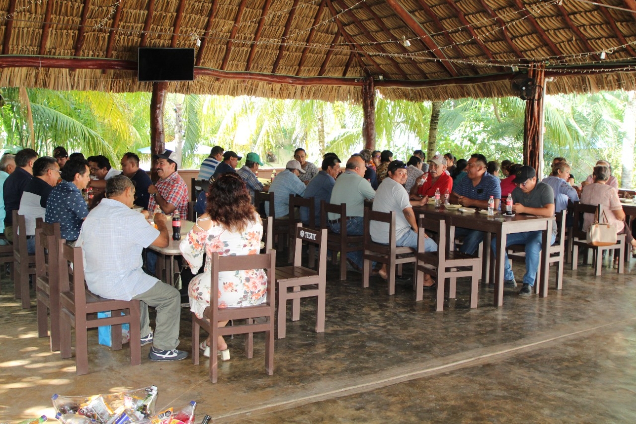 Los trabajadores sindicalizados participaron al mediodía de este miércoles en un convivió que les organizó el ayuntamiento