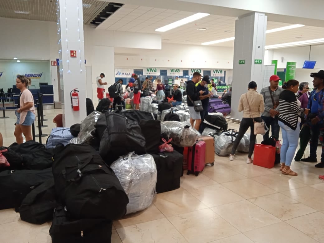 Exceso de equipaje en el aeropuerto de Mérida, sin control; usuarios envían hasta 50 maletas