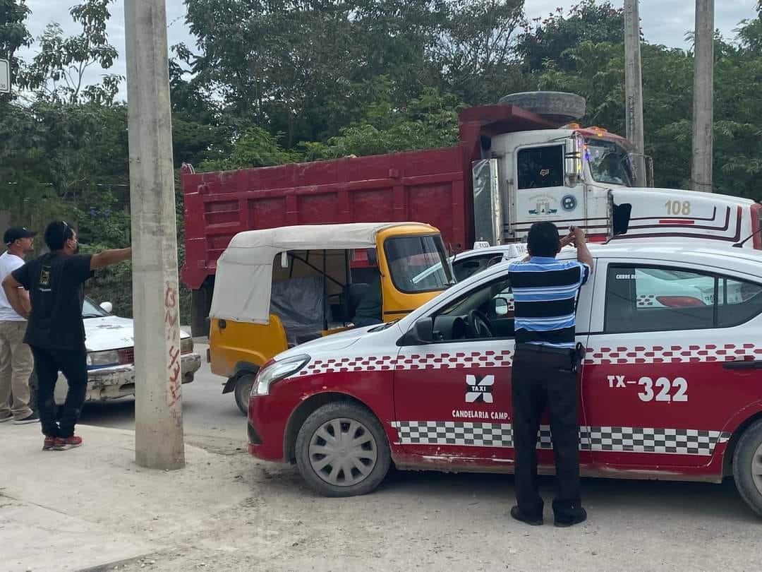 Taxistas acorralaron a un 'pochimovil' y la policía se llevó la unidad al corralón