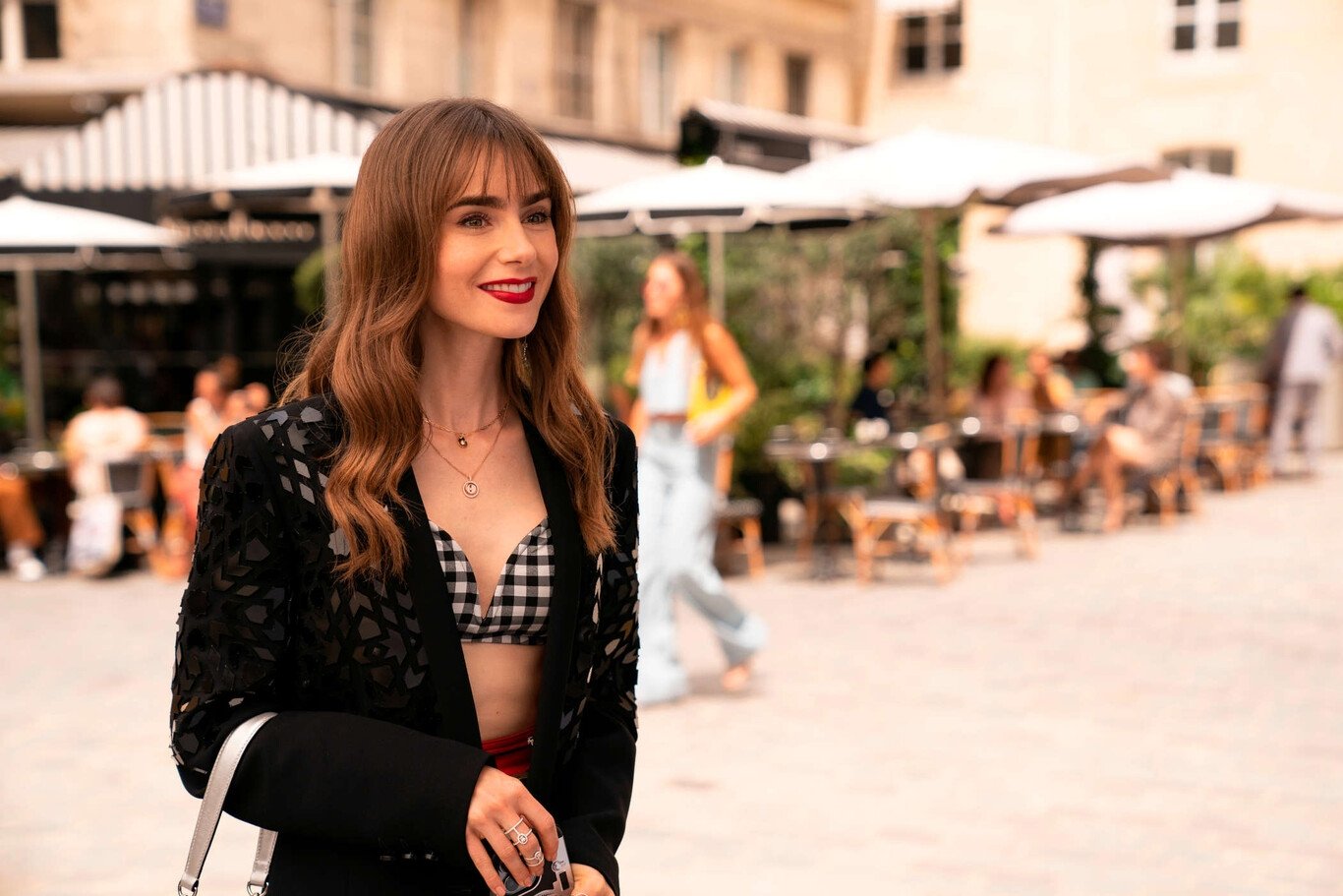 Katina Medina dirigió a Lily Collins, Camille Razat, Lucas Bravo, Ashley Park, entre otros