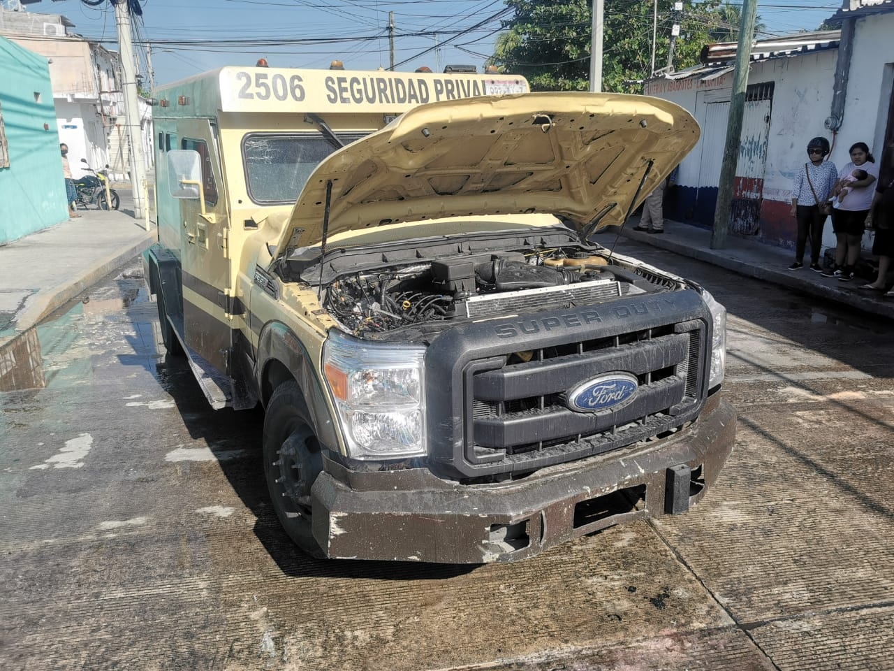 Cortocircuito en una camioneta de Cometra causa conato de incendio en Ciudad del Carmen