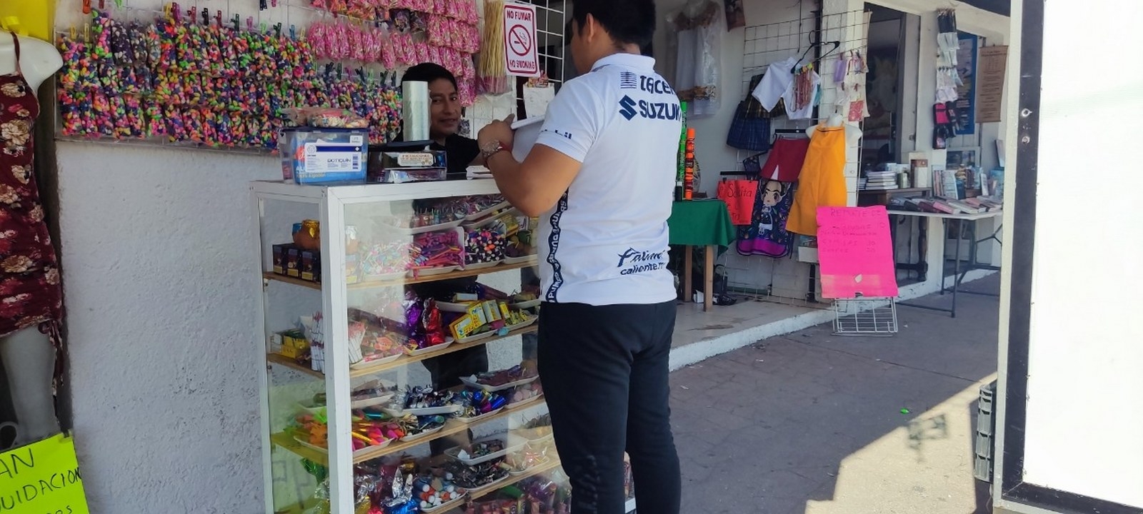 Ofrecen desde luces de bengala, hasta los más temidos petardos