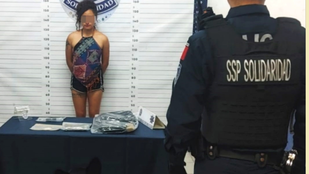 En una inspección de seguridad la mujer tenía en su posesión un envoltorio con posible marihuana y uno con lo que parece cocaína.