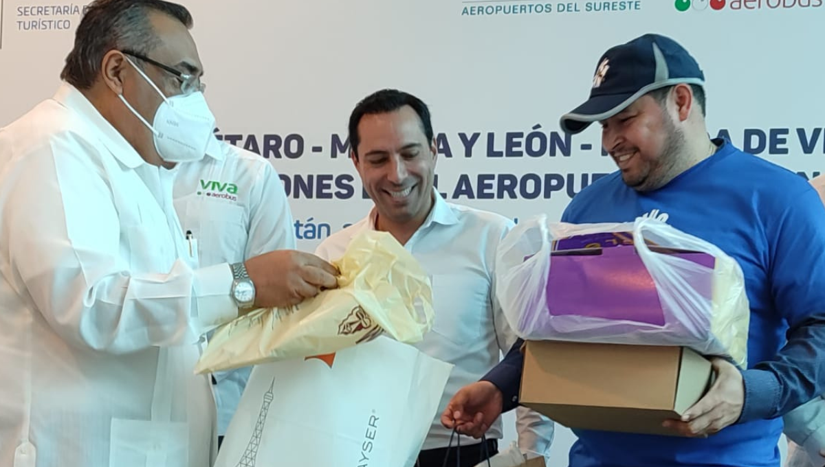 Mauricio Vila entrega premio al pasajero tres millones en el aeropuerto de Mérida