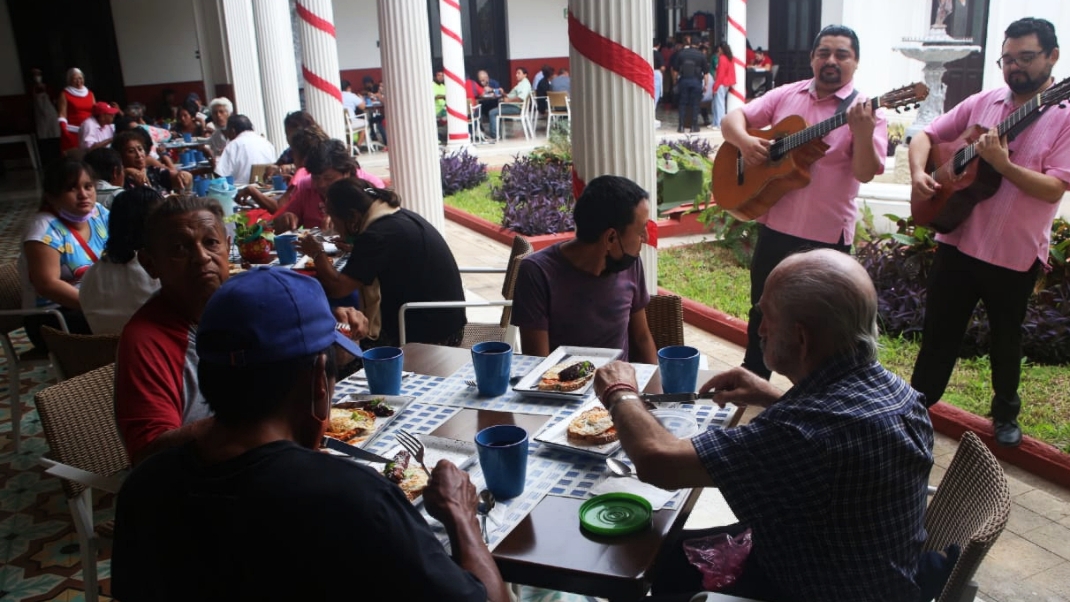 Música, piñata y comida, fue parte del convivio del comedor comunitario Refettorio Mérida