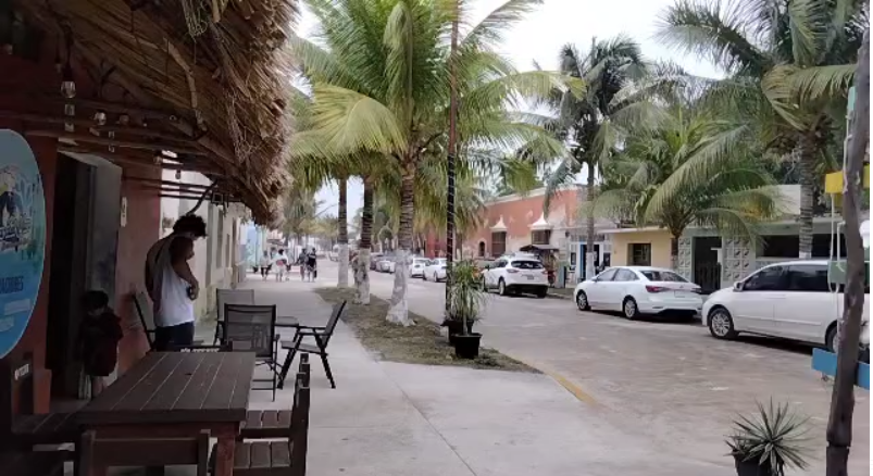 Varios comercios han cerrado y los pescadores no se hicieron a la mar