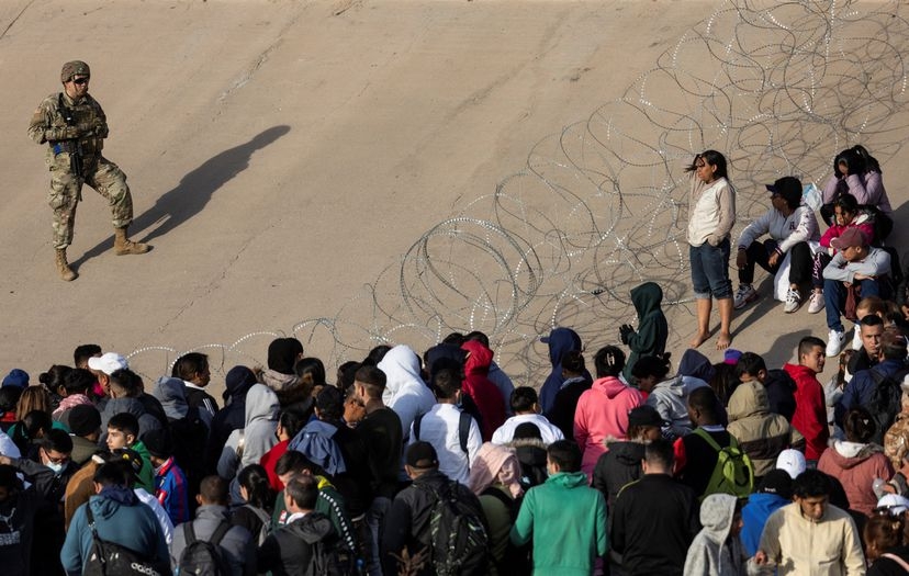 Migrantes sufren por el frío extremo en Ciudad Juárez