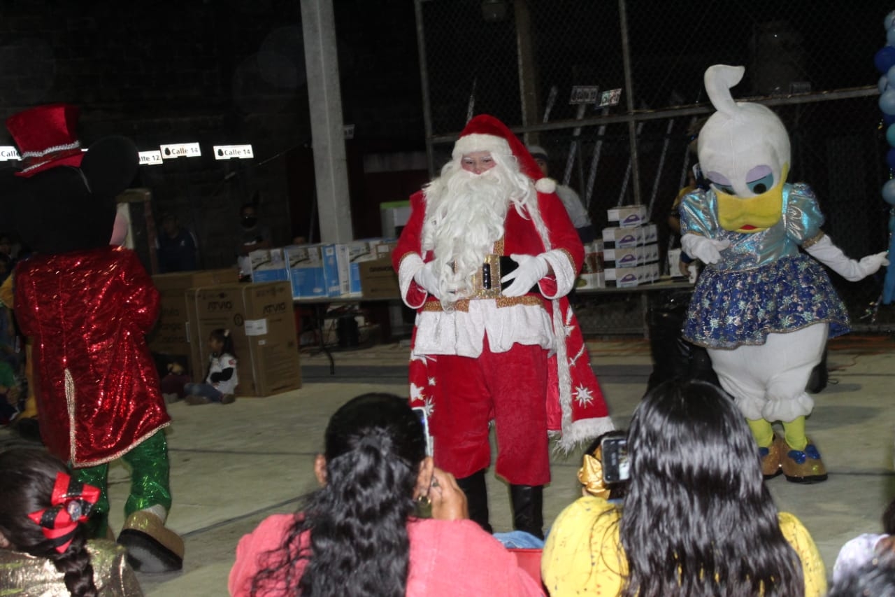 Habitantes de Suma de Hidalgo celebran la navidad pese a la lluvia