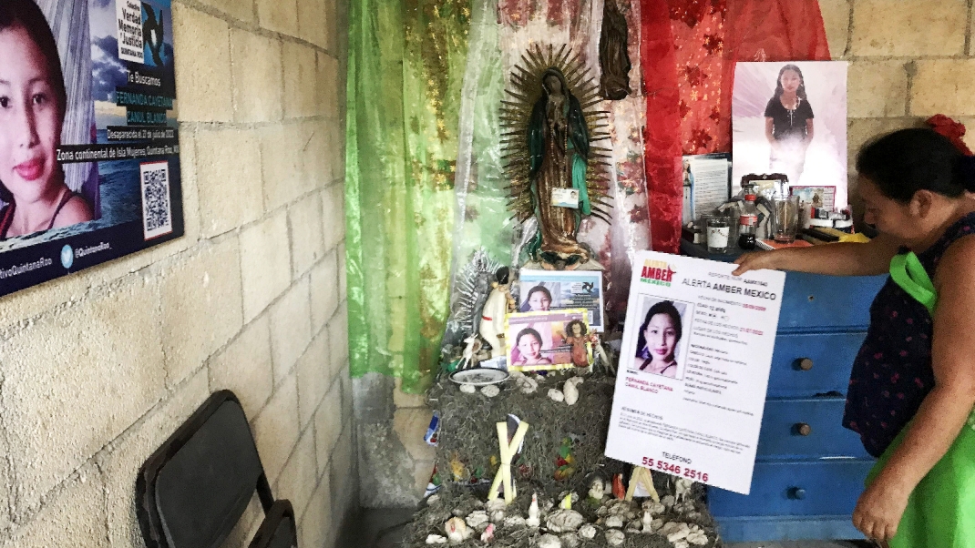 En la recámara de la niña, Deysi tiene un pequeño altar con sus fotos y guarda el material que lleva a las manifestaciones