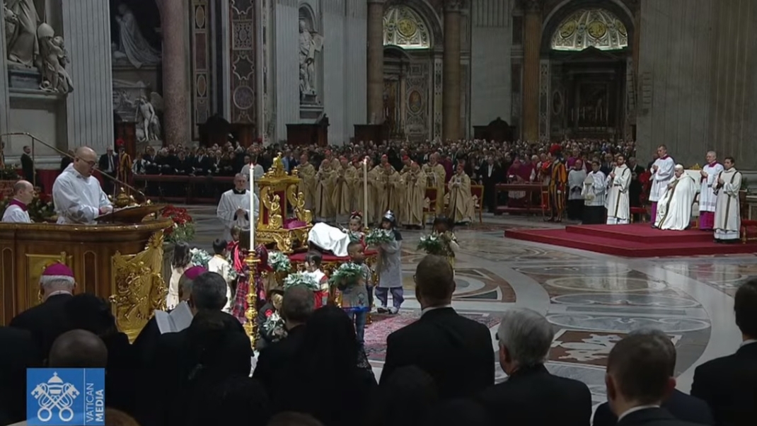 Como cada año, el papa Francisco encabeza la misa previo a la Nochebuena