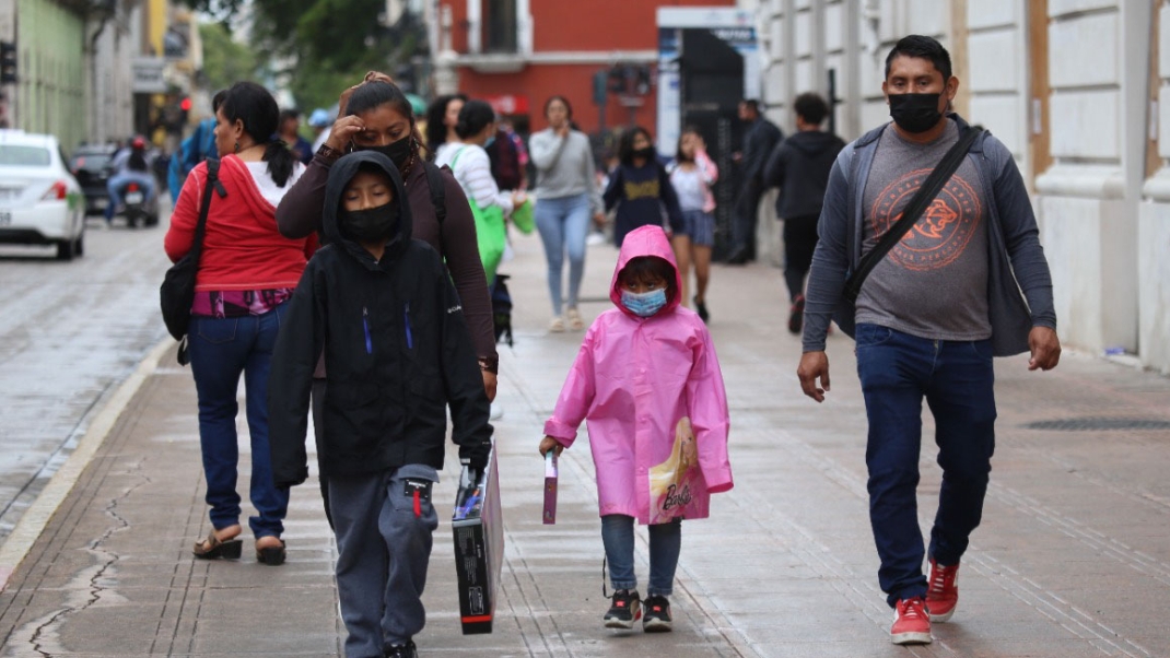 Familias se abrigan antes el descenso de la temperatura