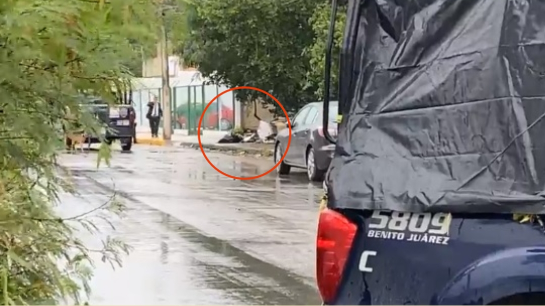 El cuerpo de un hombre fue visto por vecinos que se encontraban en el lugar