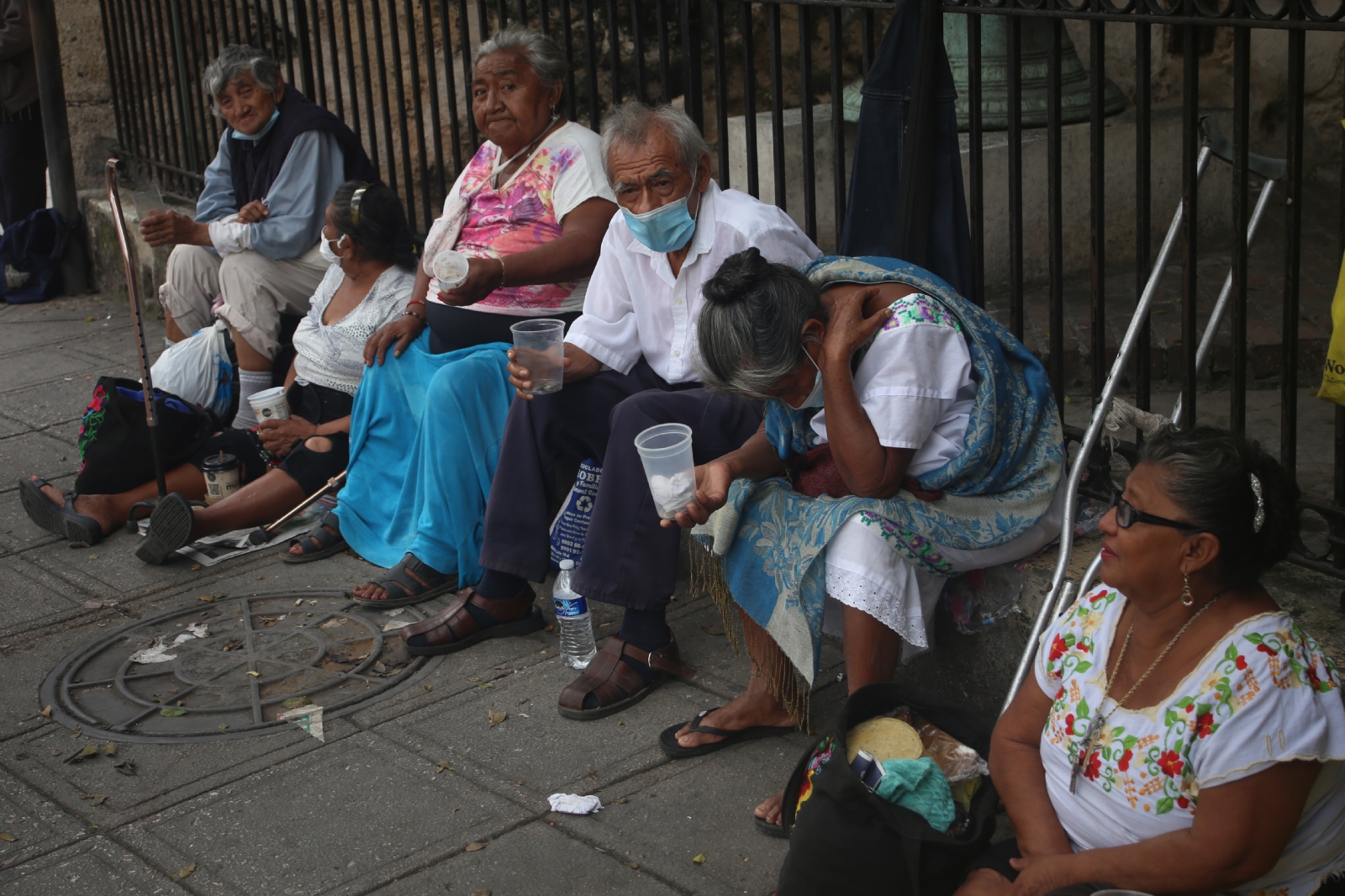 Ayuntamiento de Mérida retira apoyo a abuelitos que piden limosna en el Centro