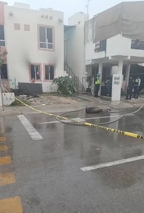 Explota tanque de gas en una casa en Playa del Carmen