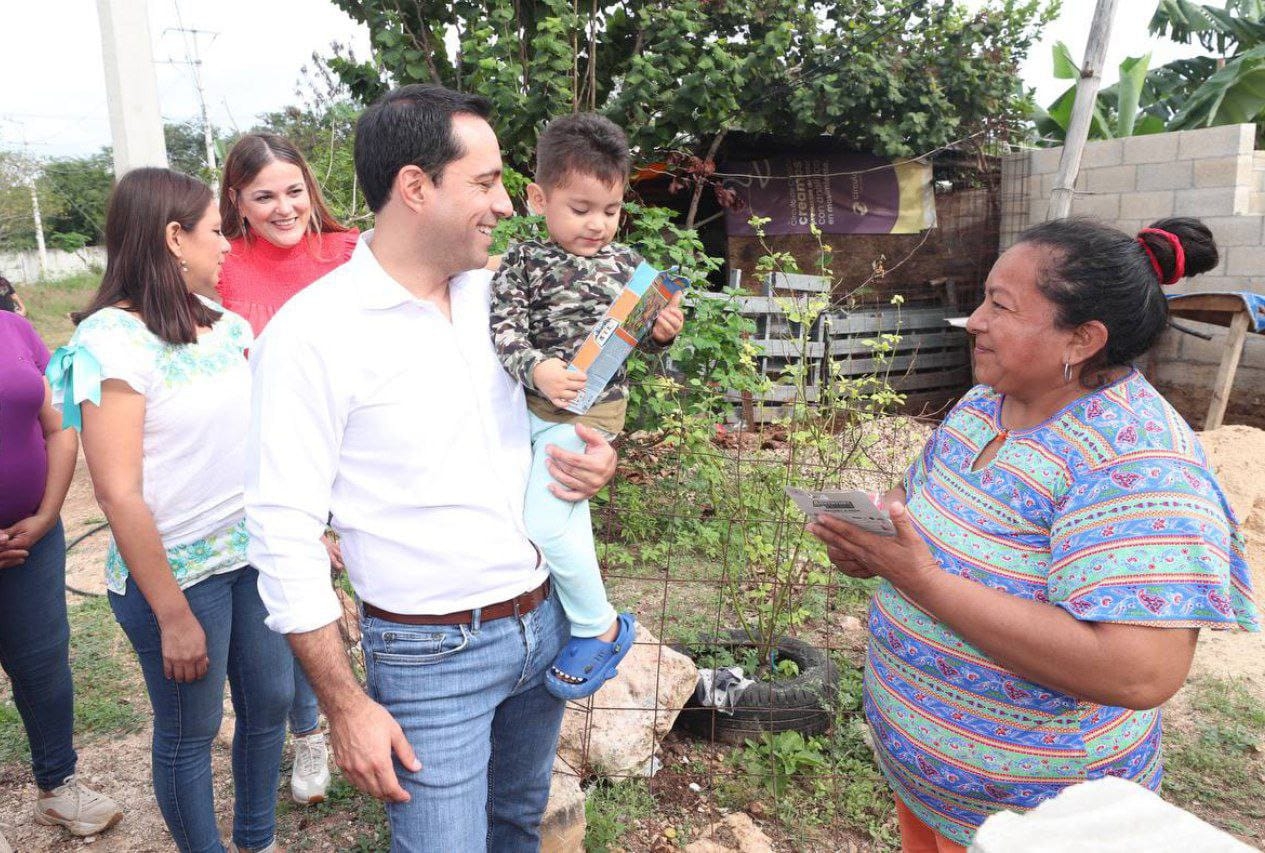 Mauricio Vila lleva cena de Navidad a familias del Sur de Mérida