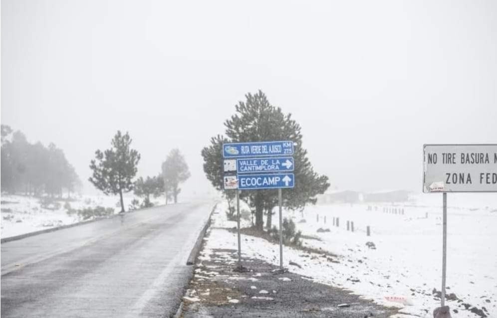 El Ajusco permanece con una capa de nieve durante la tarde de este domingo