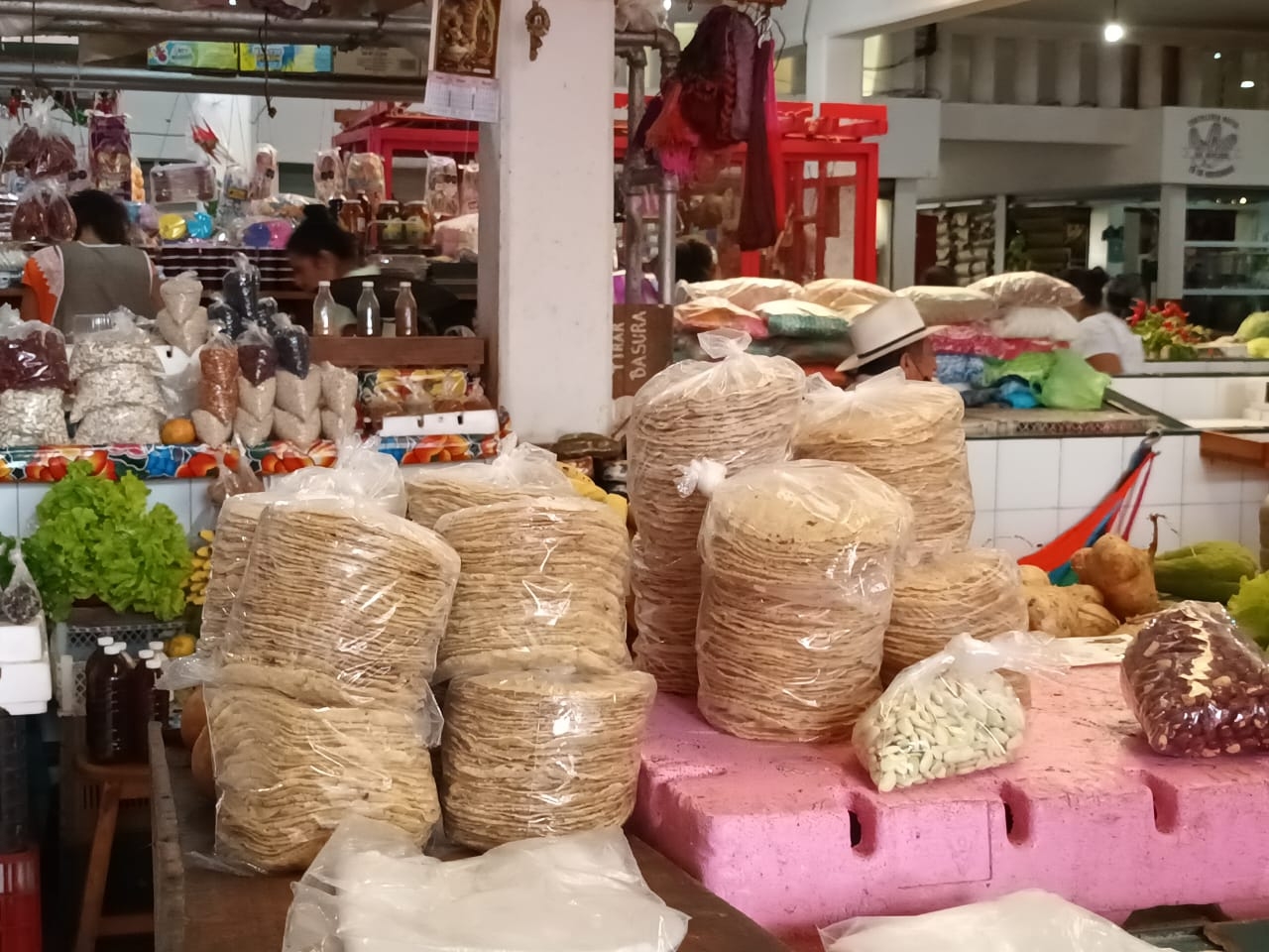 Las tortillas para panucho se venden en hasta 35 pesos