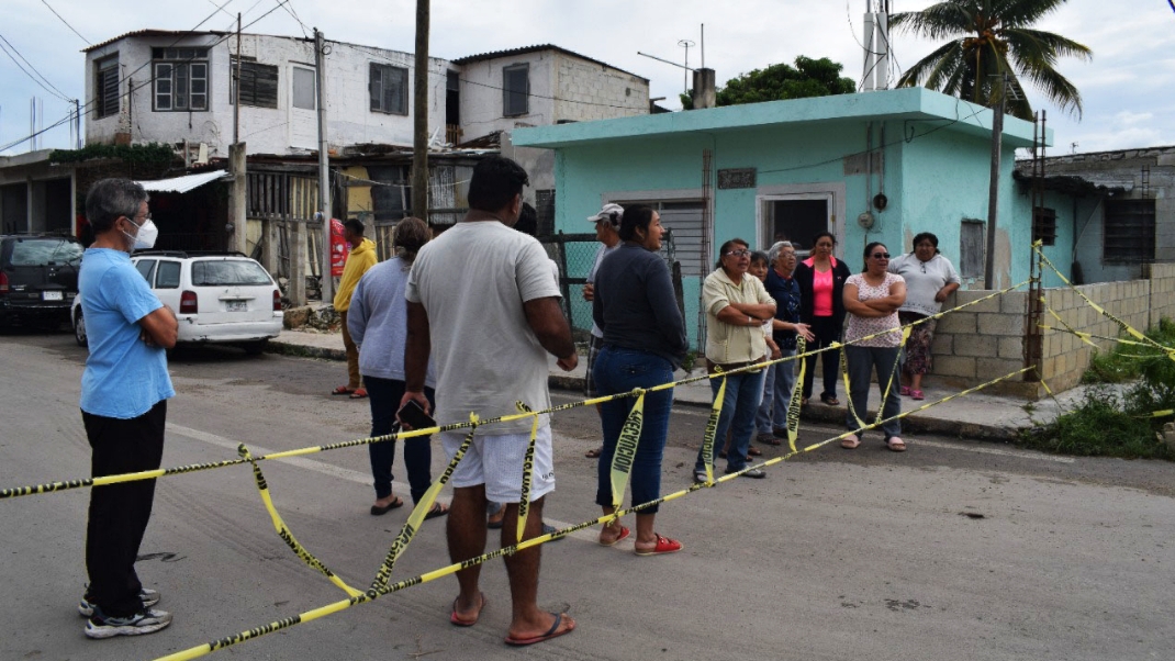 Vecinos de Progreso bloquean calle; piden que se restablezca el servicio de luz