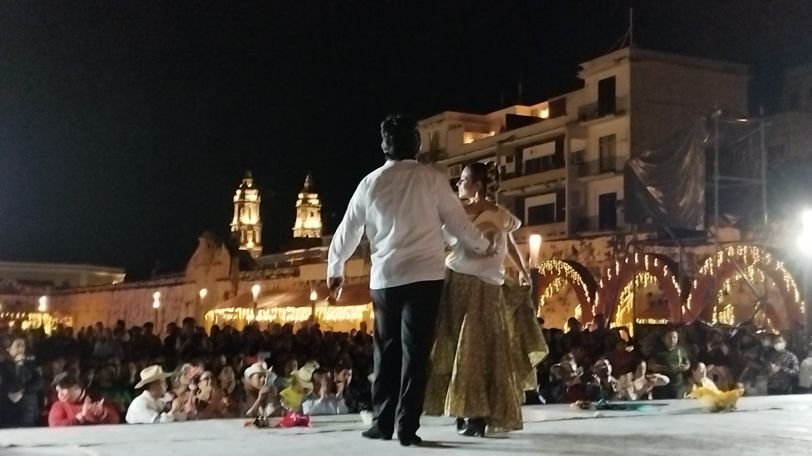 Más de 200 personas participan en este espectáculo de baile folklórico