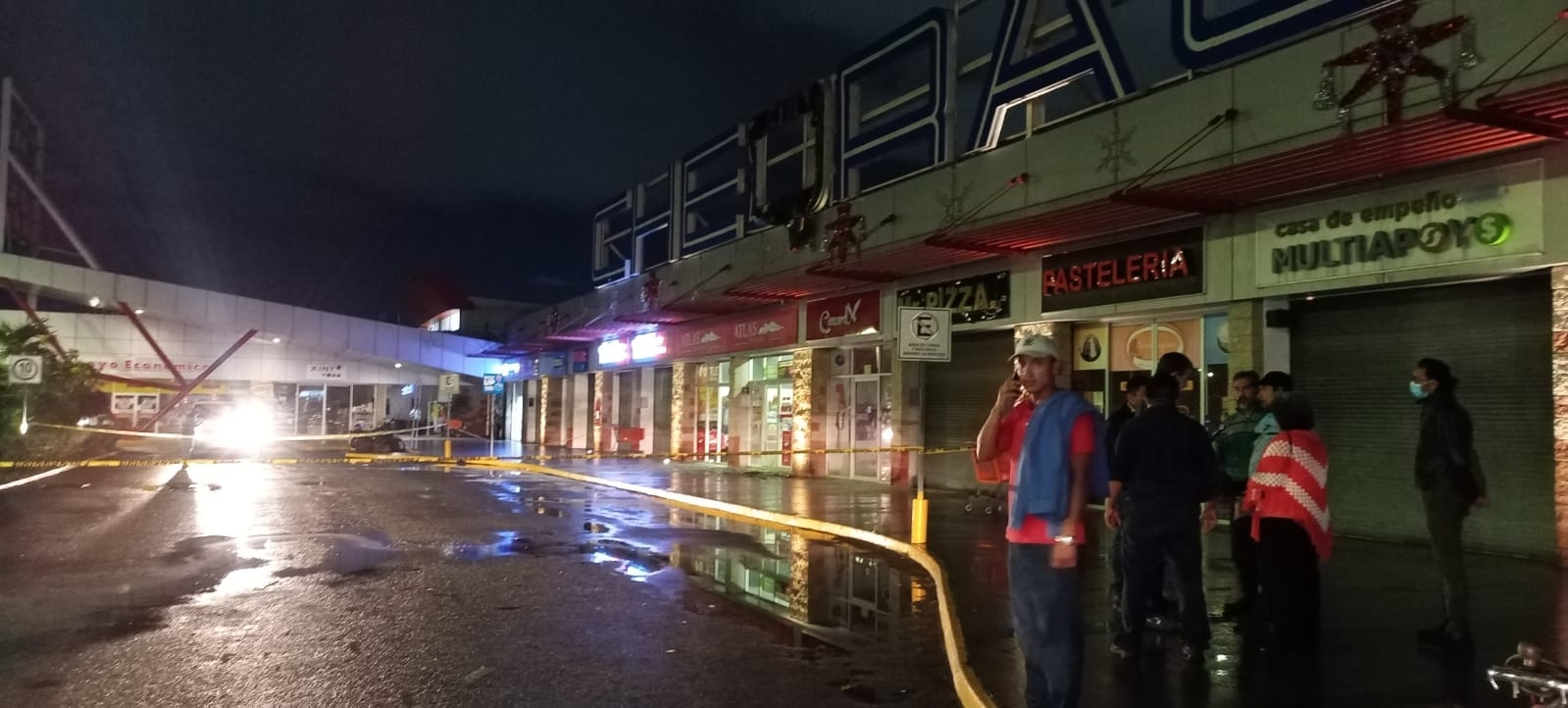 Arde letrero luminoso del supermecado Chedraui en Cancún