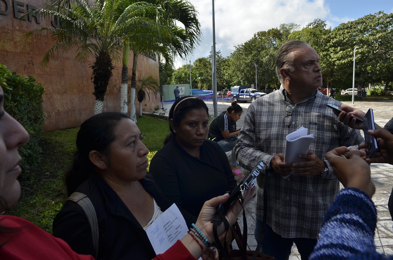 Madres tramitan amparo contra la edil de Cancún por quitar las esferas con las fotos de sus hijas