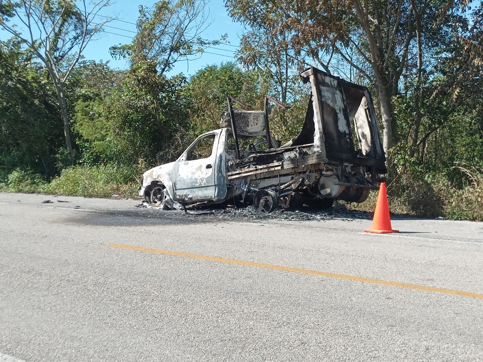 Se incendia camioneta por un cortocircuito en la carretera Sabancuy-Chicbul