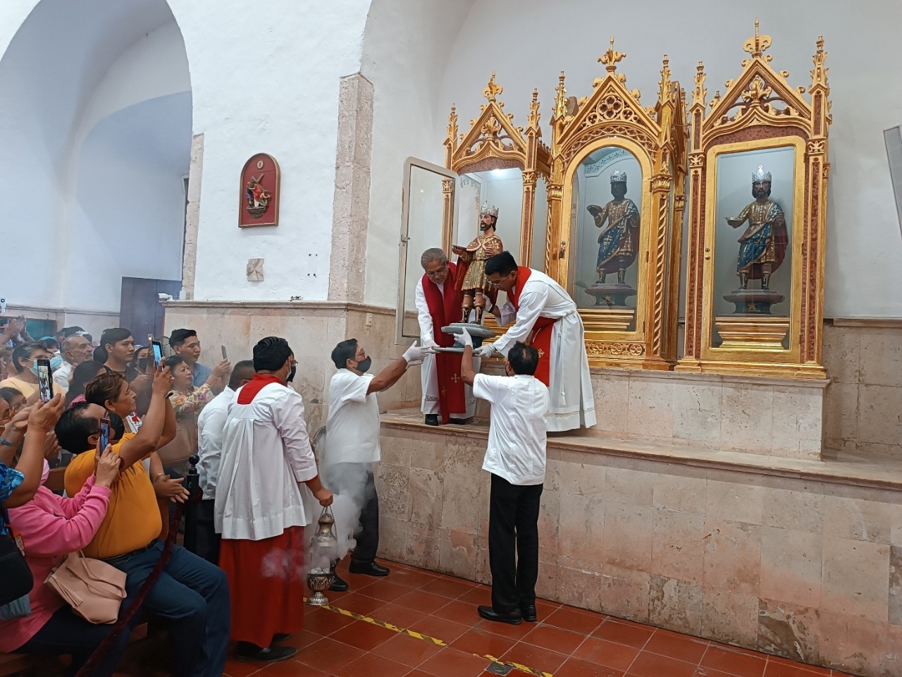 Los tres reyes permanecerán fuera de sus nichos hasta el 15 de enero