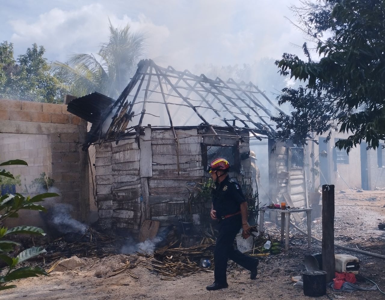 Se incendia una casa de paja en Tizimín; cortocircuito, la presunta causa