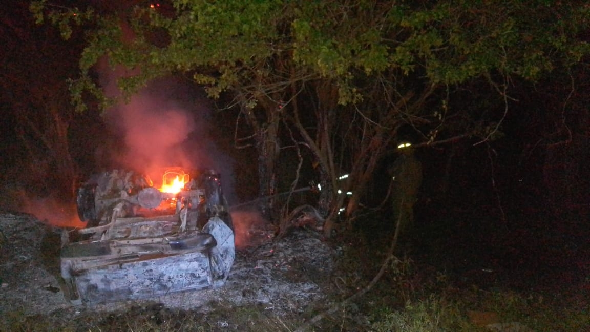 Camioneta se incendia tras volcar en la carretera Tizimín-Río Lagartos