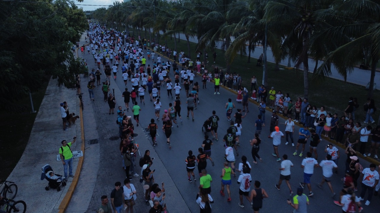 Poblanos conquistan el Maratón Internacional Nocturno de Cancún