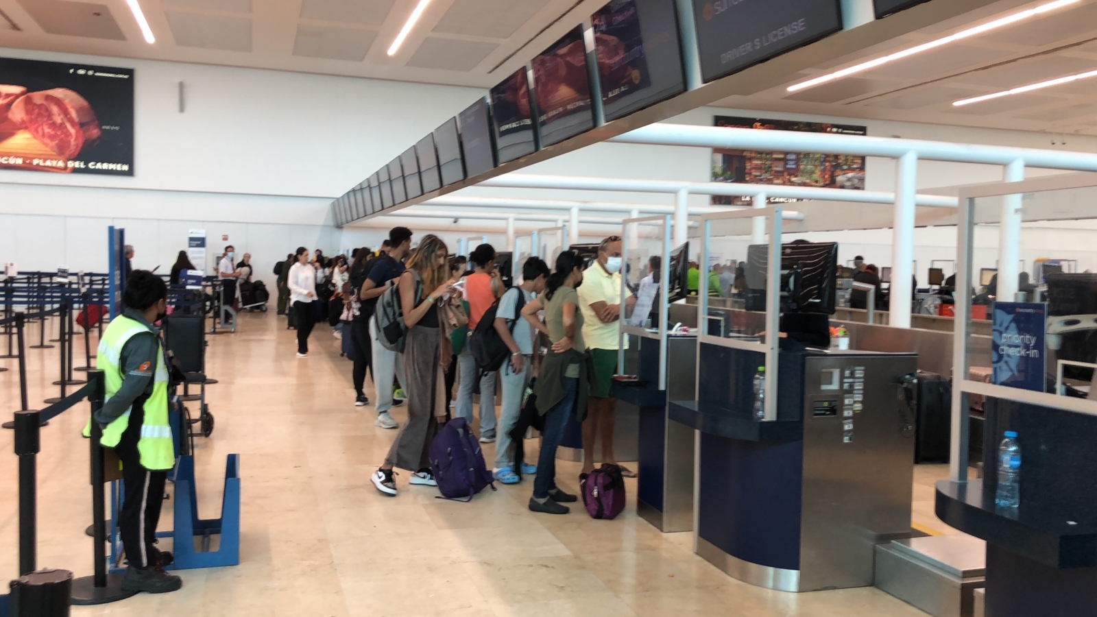 Se instalan 14 filtros de migración en el Aeropuerto Internacional de Cancún: EN VIVO